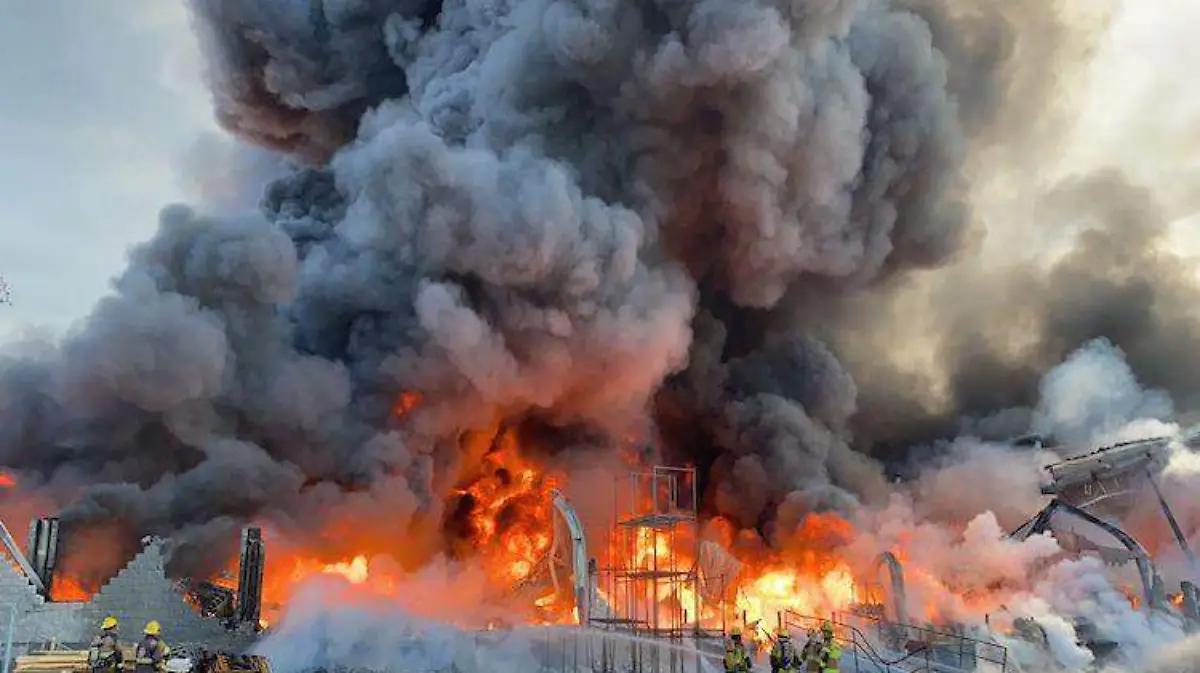 Incendio consume almacen de plástico en Nuevo León